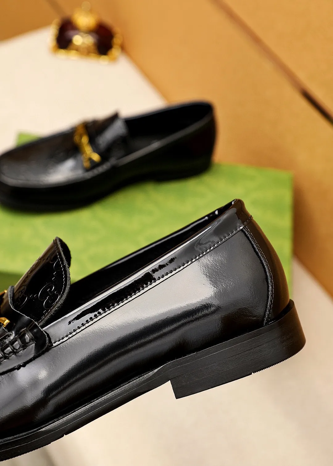 Men's shoes 💰460 💐 Product trademark: GUCCI "Gucci" casual leather shoes Regular size: 38-44 (45🉑️customized) Product materials: Selected imported first-layer open-edge beaded cowhide embossed upper + luxury hardware buckle, imported water-dyed cowhide leather lining. Strong three-dimensional visual effect, original combination outsole Color: 4⃣️colors available